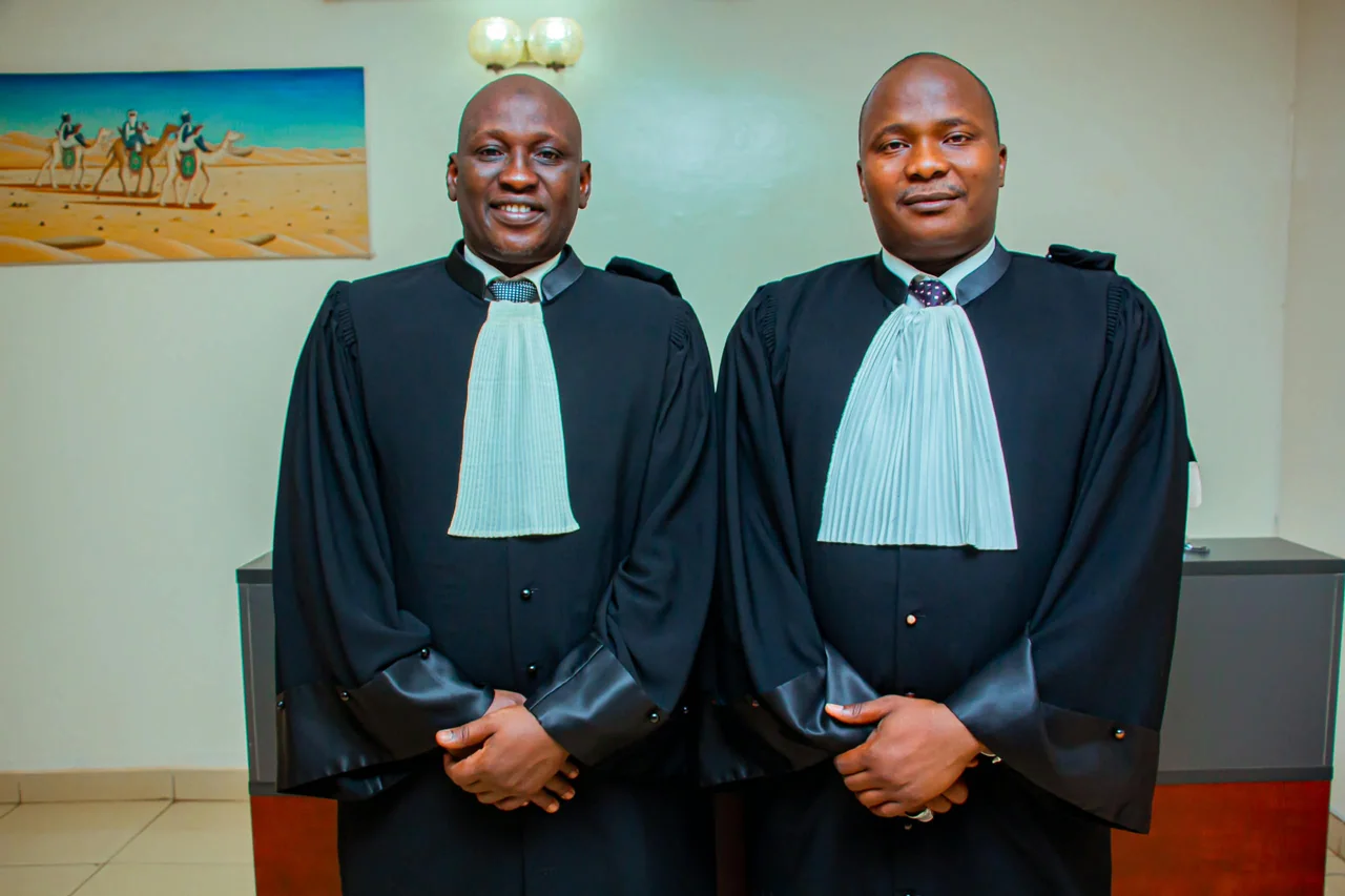 Les deux avocats associés du cabinet YNL, en robe, côte à côte